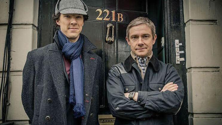Sherlock Holmes (Benedict Cumberbatch, links) und John Watson (Martin Freeman) vor der berühmten Adresse in der Londoner Baker Street. Foto: Hartswood Film/BBC