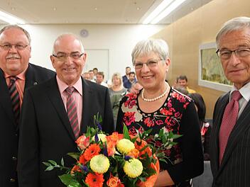 Klinikdirektor Reinhard Hautmann(r.) und Bürgermeister Franz Streit (l.) mit Herbert Wolfrum und dessen Frau Helga.  Foto: Oswald