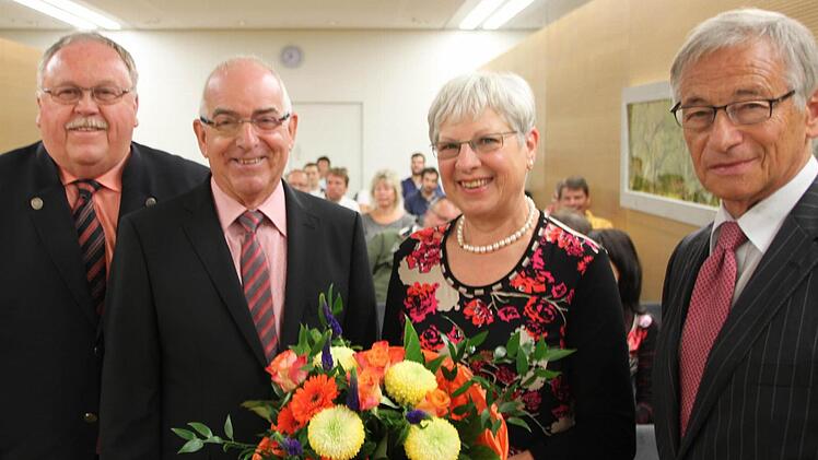 Klinikdirektor Reinhard Hautmann(r.) und Bürgermeister Franz Streit (l.) mit Herbert Wolfrum und dessen Frau Helga.  Foto: Oswald
