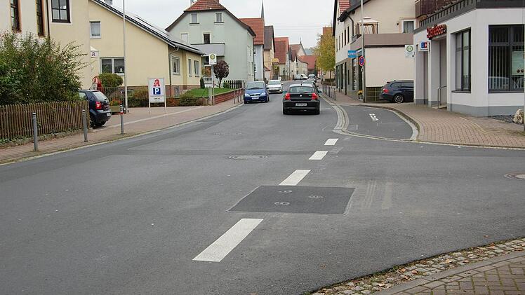 Die Hammelburger Straße mit Ausfahrt der Straße "Am Baumgarten". Sie gilt als besonders gefährlicher Bereich.  Foto: Straub