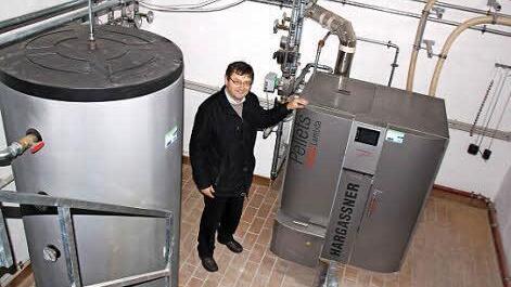 Leitender Landwirtschaftsdirektor Hans Vetter mit der bereits fertiggestellten Pelletheizung im Keller des Ämtergebäudes.