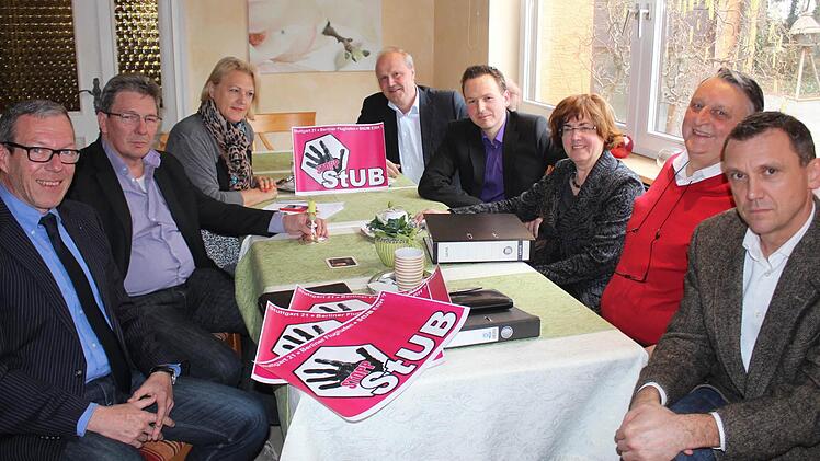 Die Allianz gegen die StUB geht quer durch die politische Landschaft. Von links: Michael Dassler (FDP), Herbert Saft, Irene Häusler, Gerald Brehm, Patrik Prell (alle FW), Christa Matschl (CSU), Eberhard Irlinger (SPD) und Ludwig Wahl (FW).  Foto: Andreas Dorsch
