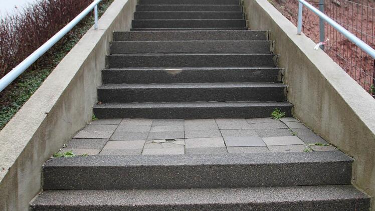 Auch die Treppen hinauf zur Kirche sind sanierungsbedürftig. Foto: Ulrike Müller