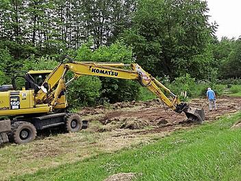Am Samstag rückte der Bagger an und bereitete die Pflanzflächen für den interkulturellen Garten vor. Auch ein Zugang zum Angerbach und eine kleine Hütte als Unterstellmöglichkeit konnten auf dem Grundstück gefunden werden. Fotos: Johanna Eckert