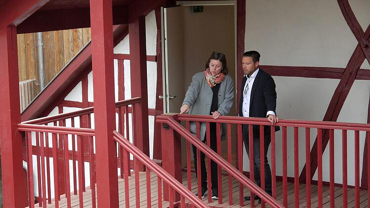 Beeindruckt: Martin Finzel und Christine Bardin  besichtigen das Fachwerk vom "Markt 33" in Ummerstadt.Berthold Köhler