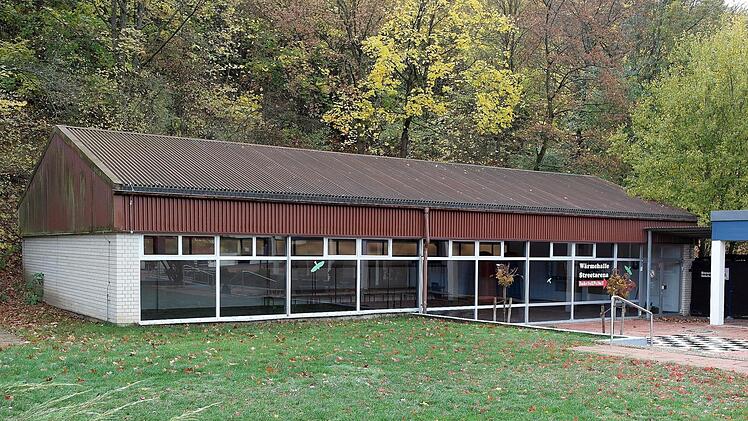 Im hinteren Teil der W&auml;rmehalle (links) wird die Wasseraufbereitungstechnik untergebracht.