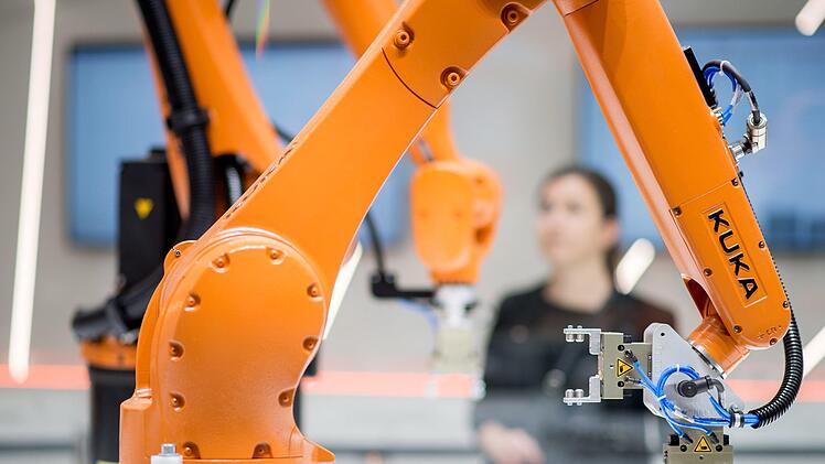 Der Roboterhersteller Kuka baut Stellen in Bayern ab. Darunter auch in Unterfranken. Symbolfoto: Julian Stratenschulte/dpa
