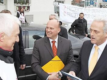 Im Februar 2012 warb Reinhold Dippold (links) am Rande eine Demo in Bayreuth beim damaligen Bundesverkehrsminister Peter Ramsauer (rechts) für den Bau der Umgehung von Kauerndorf. Mit im Bild MdB Hartmut Koschyk. Foto: Archiv/M. Gründel