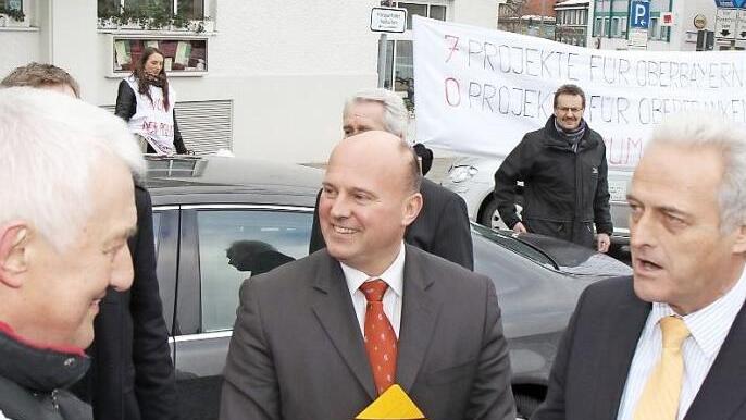 Im Februar 2012 warb Reinhold Dippold (links) am Rande eine Demo in Bayreuth beim damaligen Bundesverkehrsminister Peter Ramsauer (rechts) für den Bau der Umgehung von Kauerndorf. Mit im Bild MdB Hartmut Koschyk. Foto: Archiv/M. Gründel