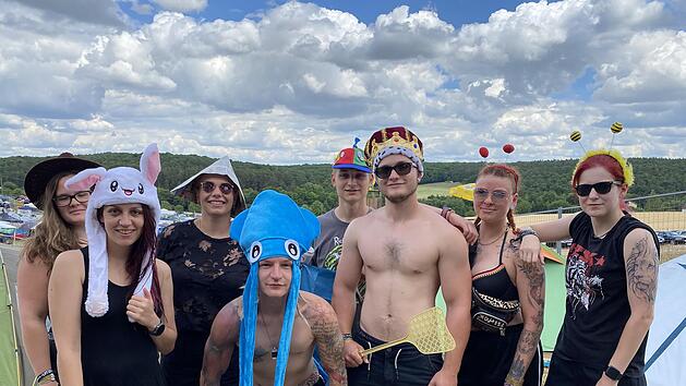 Von verr&uuml;ckten Kopfbedeckungen bis Knoblauch-Schoko-Cr&ecirc;pes zum Fr&uuml;hst&uuml;ck - auf dem Campinggel&auml;nde des "Ab geht die Lutzi"-Festivals ist gerade einiges los.