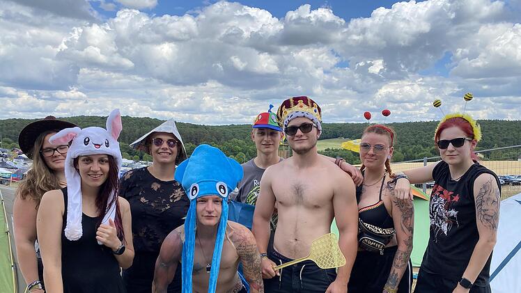 Von verrückten Kopfbedeckungen bis Knoblauch-Schoko-Crêpes zum Frühstück - auf dem Campinggelände des "Ab geht die Lutzi"-Festivals ist gerade einiges los.