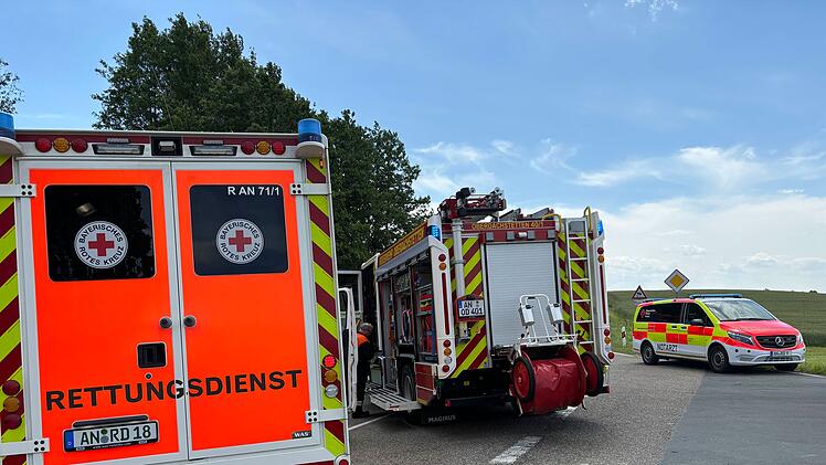 Schwerer Unfall mit zwei Fahrzeugen: Frau muss von Feuerwehr befreit werden