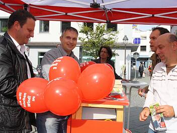 Der OB-Kandidat der SPD, Ingo Lehmann (links), kann sich im Wahlkampf auf seine Helfer verlassen - von rechts: Matthias Hahn, Andreas Deutsch, Elisabeth Weith und Heiko Hartmann. Foto: Katrin Geyer