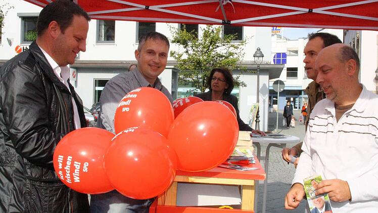Der OB-Kandidat der SPD, Ingo Lehmann (links), kann sich im Wahlkampf auf seine Helfer verlassen - von rechts: Matthias Hahn, Andreas Deutsch, Elisabeth Weith und Heiko Hartmann. Foto: Katrin Geyer