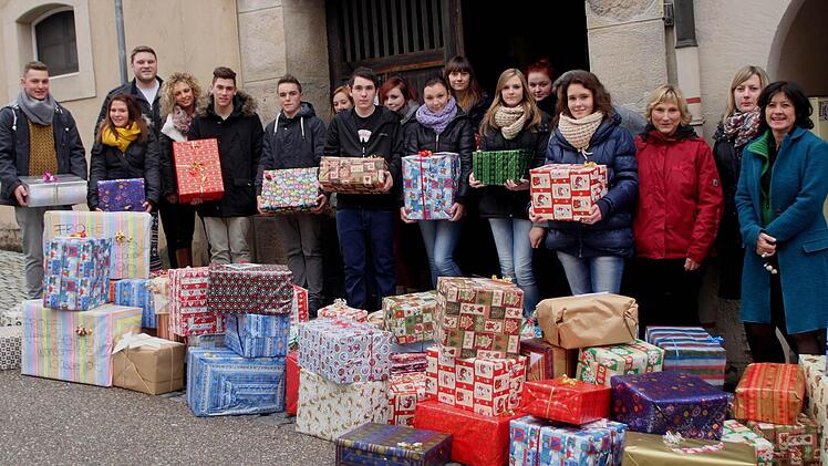 Mit Freude übergaben die Mädchen und Buben der Wallburg-Realschule ihre 73 Pakete an den "Tafel"-Laden in Eltmann. Konrektorin Manuela Küfner (rechts) sowie die Verbindungslehrerinnen Maria Brasch-Engel (Dritte von rechts) und Corinna Hartwich-Beck (Vierte von links) freuten sich mit. Foto: gg