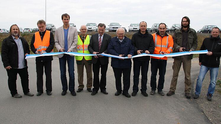 Beim Band-Durchschneiden waren mit dabei: (von links) Reinhold Kiesel und Hartmut Pianski vom Staatlichen Bauamt, Planer Frank Braun, Polizist Alfons Geisel, die beiden Bürgermeister Reinhold Stahl (Poppenhausen) und Siegfried Erhard (Oerlenbach), Matthias Wacker vom Staatlichen Bauamt, Jochen Schmidt von der Firma August Ullrich, Peter Piel von der Naturschutzbehörde und Stefan Zehe vom Staatlichen Bauamt. Foto: Ralf Ruppert
