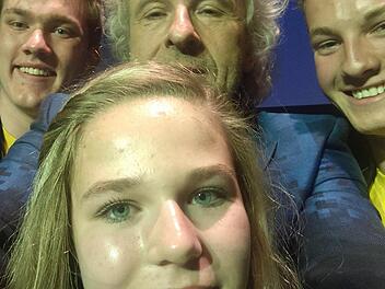 So ein Selfie hat nicht jeder: die CVG-Schüler Alexander Wulf, Carolina Steger und Wolf Ernst (von links) zusammen mit Thomas Gottschalk. Foto: Thomas Gottschalk