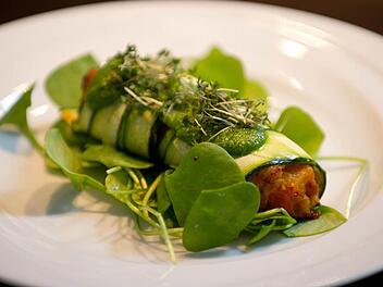 Zuccinir&ouml;llchen mit K&uuml;rbisf&uuml;llung - eine vegane K&ouml;stlichkeit Foto: Tim Brakemeier/dpa