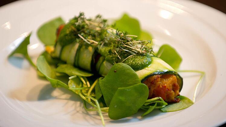 Zuccinir&ouml;llchen mit K&uuml;rbisf&uuml;llung - eine vegane K&ouml;stlichkeit Foto: Tim Brakemeier/dpa