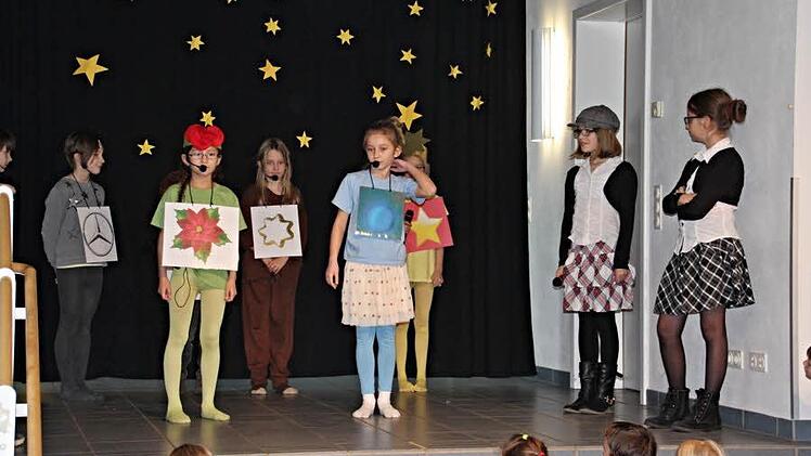Regisseur und Assistentin kürten beim "Casting der Sterne" den "Stern von Bethlehem" als wichtigsten Stern in der Weihnachtszeit. Foto: Helmut Will