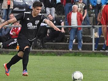 Angelo B&uuml;le lie&szlig; sich vor der Winterpause zu einer angeblichen T&auml;tlichkeit hinrei&szlig;en und wird dem TSV Hemhofen acht Spiele lang im Aufstiegsrennen der Kreisklasse 1 fehlen. Foto: anpfiff.info