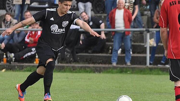 Angelo B&uuml;le lie&szlig; sich vor der Winterpause zu einer angeblichen T&auml;tlichkeit hinrei&szlig;en und wird dem TSV Hemhofen acht Spiele lang im Aufstiegsrennen der Kreisklasse 1 fehlen. Foto: anpfiff.info