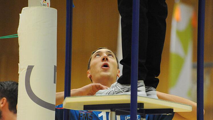 1:3 gegen den Tabellenführer verloren, aber wieder viele Sympathie-Punkte gewonnen haben Hammelburgs Volleyballer (blaue Trikots). Foto: Hopf
