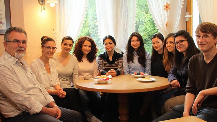 Die Sprachschüler treffen sich zwischen den Lernzeiten gerne mit der Familie Luka, um über Gott und die Welt zu reden — auf Deutsch versteht sich. Foto: Dagmar Besand