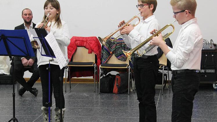 Diese jungen Nachwuchsmusiker sorgten zusammen mit ihrem Leiter Christian Baum (links im Hintergrund) für den musikalischen Rahmen.
