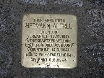 Ein Stolperstein in Kulmbach, zum Gedenken an Hermann Aberle vor dem Geschäftshaus Langgasse 7. Foto: Dagmar Besand