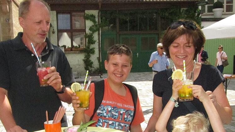 "Versuch mal, Mama", lockt Klein-Emil (rechts im Bild) mit einem der Saft-Cocktails, eine Wohltat an dem heißen Tag.  Fotos: Winfried Ehling