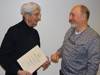 Toni Hiller (links) gehört dem Rhönklub-Zweigverein Münnerstadt 50 Jahre  an. Vorsitzender Egbert Haut überreichte ihm eine Ehrenurkunde und eine Ehrennadel. Dieter Britz