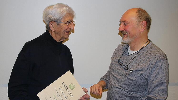 Toni Hiller (links) gehört dem Rhönklub-Zweigverein Münnerstadt 50 Jahre  an. Vorsitzender Egbert Haut überreichte ihm eine Ehrenurkunde und eine Ehrennadel. Dieter Britz