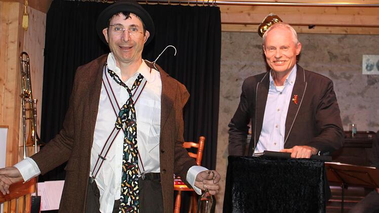Der Oberschwappacher Humorist Oti Schmelzer (links) und Norbert Neugirg kennen sich von der Veitsh&ouml;chheimer Fernsehfasenacht.