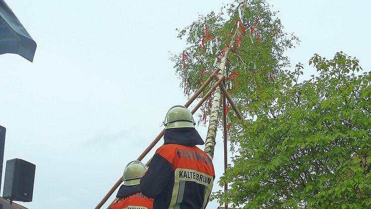 Besuchermagnet: Das Maibaumfest der Feuerwehr und der Landfrauen in Kaltenbrunn   findet strategisch gut gelegen  nur ein paar Meter weg vom Itzgrund-Rad zwischen Bamberg und Coburg statt.Berthold K&ouml;hler