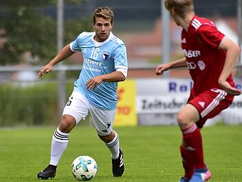 Von der Bayernliga in die Kreisklasse, von der SpVgg Jahn Forchheim zur DJK Eggolsheim: Adrian Grinjuks (li.) Archivbild: Sportfoto Zink