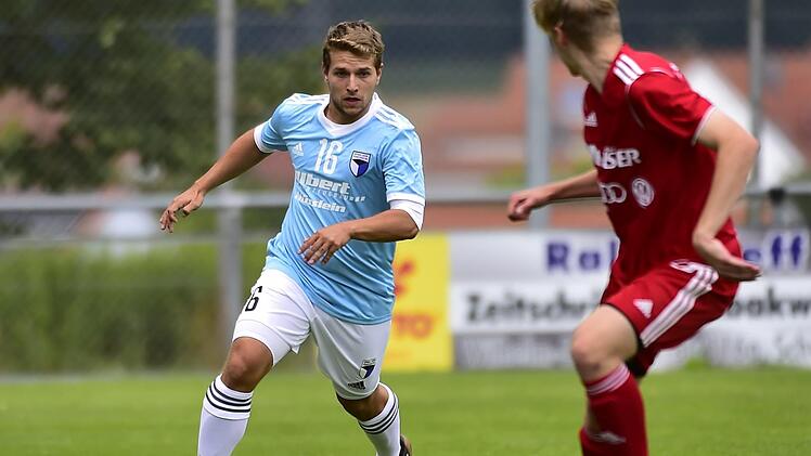 Von der Bayernliga in die Kreisklasse, von der SpVgg Jahn Forchheim zur DJK Eggolsheim: Adrian Grinjuks (li.) Archivbild: Sportfoto Zink