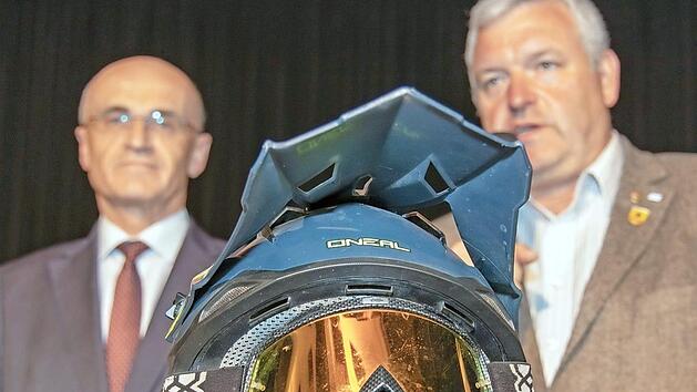 Vor einem Motorradhelm: Landrat Wilhelm Schneider (links) und B&uuml;rgermeister J&uuml;rgen Hennemann berichteten bei der Er&ouml;ffnung der Ausstellung &uuml;ber ihre ersten Erfahrungen im Stra&szlig;enverkehr. Auch sie kamen nicht ungeschoren davon, wie sie vor den Sch&uuml;lern des Gymnasiums in Ebern einr&auml;umten.  Foto: Rudolf Hein.