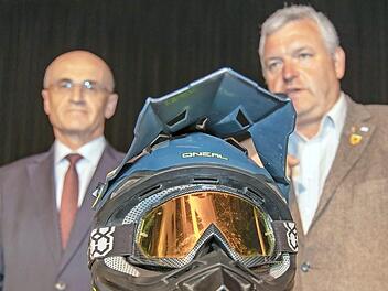 Vor einem Motorradhelm: Landrat Wilhelm Schneider (links) und B&uuml;rgermeister J&uuml;rgen Hennemann berichteten bei der Er&ouml;ffnung der Ausstellung &uuml;ber ihre ersten Erfahrungen im Stra&szlig;enverkehr. Auch sie kamen nicht ungeschoren davon, wie sie vor den Sch&uuml;lern des Gymnasiums in Ebern einr&auml;umten.  Foto: Rudolf Hein.