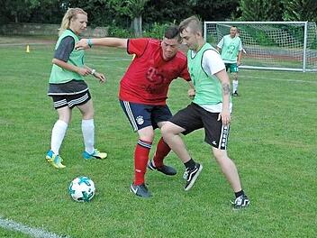 Mit ganz viel Freude und Spielleidenschaft traten die f&uuml;nf Mannschaften des "3. Bunten Fu&szlig;ballturniers" im freundschaftlichen Wettkampf gegeneinander an.  Foto: Edwin Mei&szlig;inger