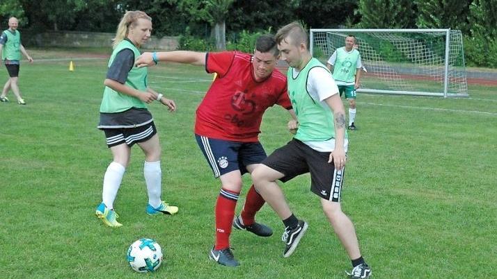 Mit ganz viel Freude und Spielleidenschaft traten die f&uuml;nf Mannschaften des "3. Bunten Fu&szlig;ballturniers" im freundschaftlichen Wettkampf gegeneinander an.  Foto: Edwin Mei&szlig;inger