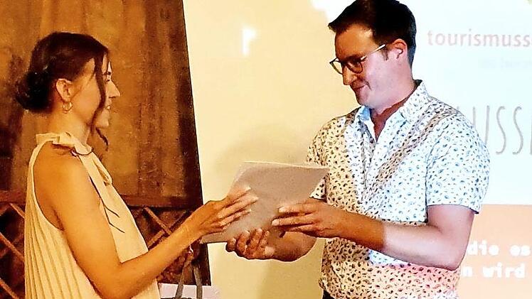 Absolventin und Klassenbeste Tanja Fiedler mit stellvertretendem Schulleiter Tobias Ernst bei der Zeugnisübergabe Foto: privat