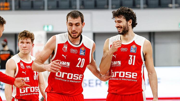 Gut Lachen hatten Chase Fieler (Nr. 20) und Michele Vitali. Fieler war mit elf Punkten einer der Leistungsträger im Team. Foto: Daniel Löb