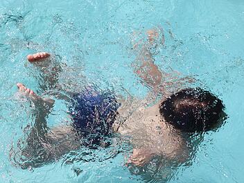 Tragischer Unfall in Burghausen: Dreijähriges Kind ertrinkt nach Sturz in einen Swimmingpool.