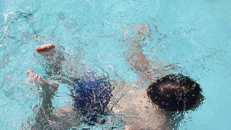 Tragischer Unfall in Burghausen: Dreijähriges Kind ertrinkt nach Sturz in einen Swimmingpool.