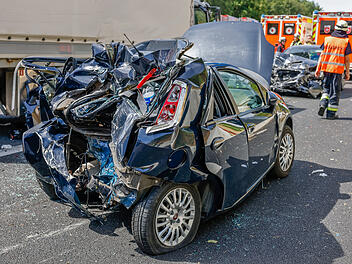 Gutenstetten: Auto wird in Straßengraben geschleudert, landet auf Dach