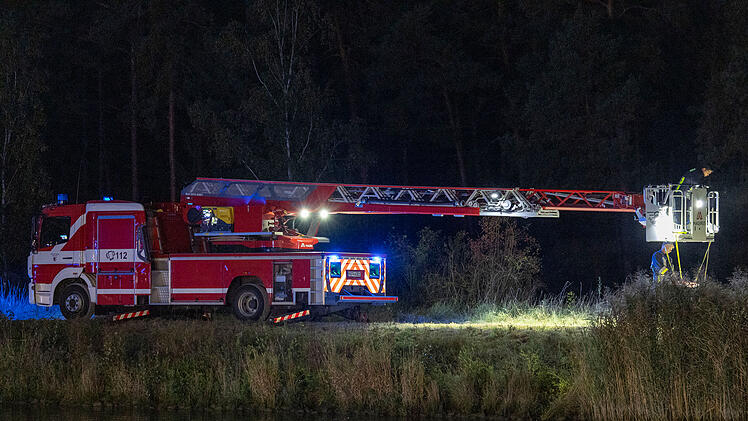 Großeinsatz an Nürnberger Schleuse: Radfahrer sah Person im Kanal schwimmen