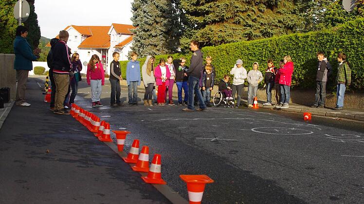 Die von den Kindern am Straßenrand aufgestellten Warnhütchen wären alle umgefahren worden.
