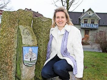 Bürgermeisterin Doris Leithner-Bisani ist glücklich über den gelungenen Abschluss der Dorferneuerung in Ludwigschorgast. Ein Gedenkstein erinnert an die 21 Jahre währenden Umbau- und Sanierungsmaßnahmen.  Foto: Dagmar Besand