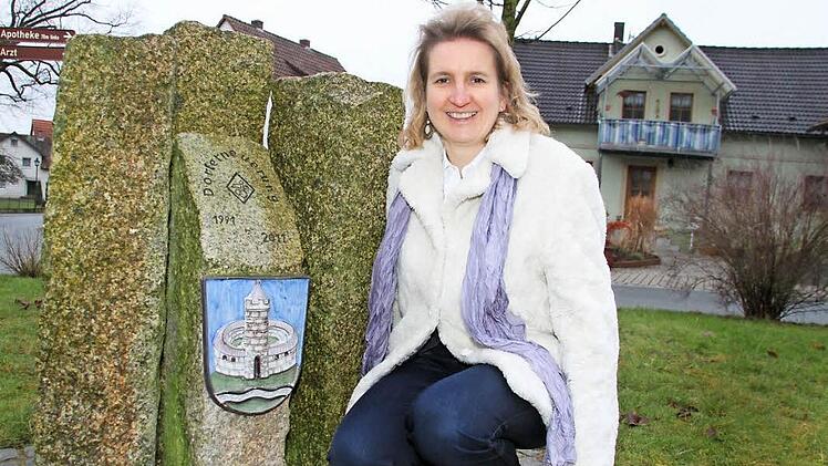 Bürgermeisterin Doris Leithner-Bisani ist glücklich über den gelungenen Abschluss der Dorferneuerung in Ludwigschorgast. Ein Gedenkstein erinnert an die 21 Jahre währenden Umbau- und Sanierungsmaßnahmen.  Foto: Dagmar Besand
